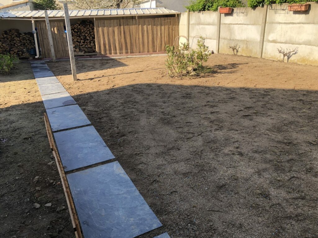 Aménagement allée plaque d'ardoise